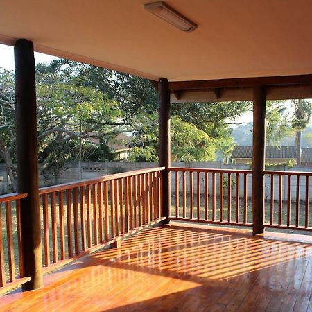 Laudin'S View Hotel Umtentweni Екстериор снимка